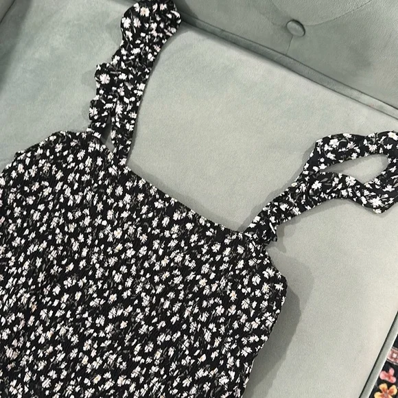 Abercrombie & Fitch Black and White Floral dress with slit size large - Picture 4 of 6